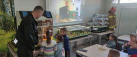 strażacy prezentowali mobilny symulator zagrożeń pożarowych który obejrzeć można w salce „Ognik”