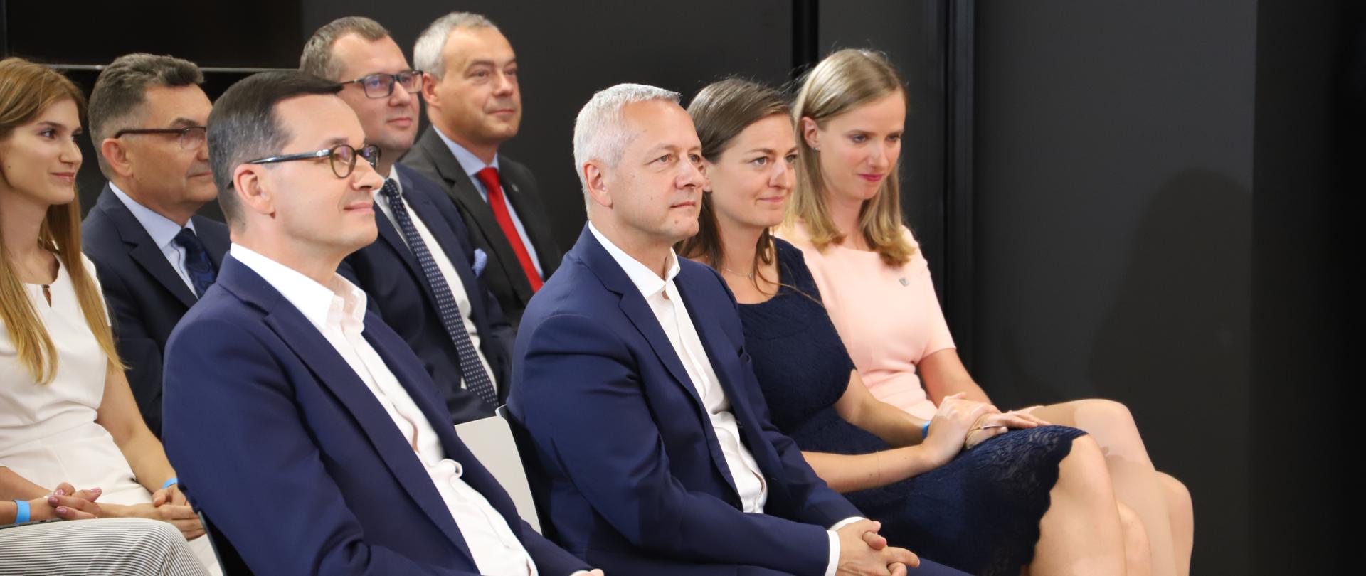 Premier Mateusz Morawiecki i minister Marek Zagórski obok goście CDT