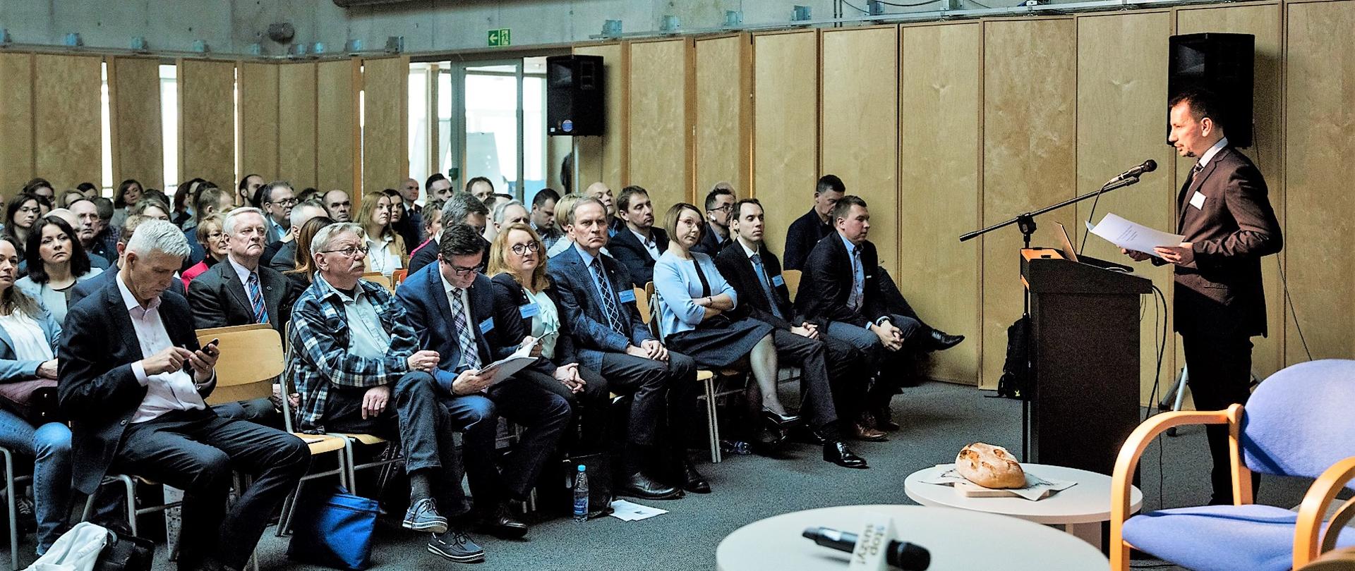 Widok na audytorium oraz przemawiającego prelegenta (dyr. w Departamencie GMiŻŚ)