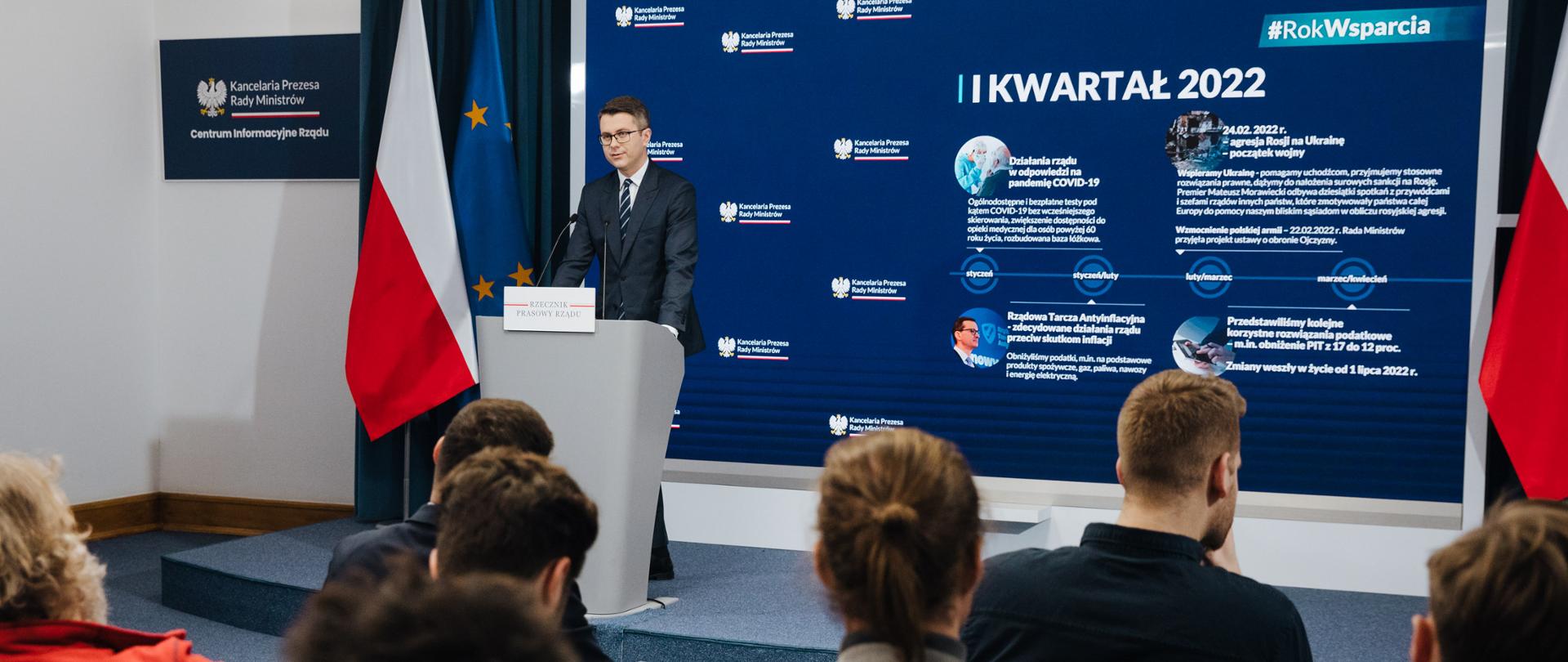 Briefing prasowy rzecznika prasowego rządu Piotra Müllera dotyczący spraw bieżących oraz podsumowujący 2022 r. #RokWsparcia.