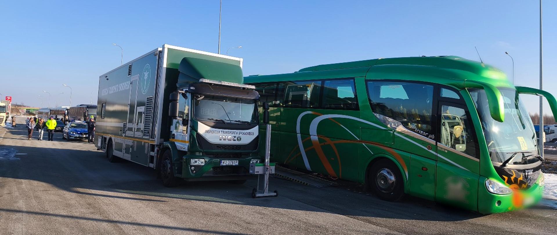 Kontrole autobusów w ramach akcji Bezpieczny autokar - ferie 2026. Na zdjęciu weryfikacja stanu technicznego autobusu przy wykorzystaniu Mobilnej Stacji Diagnostycznej