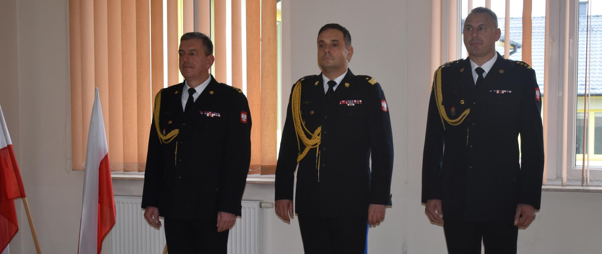 UROCZYSTY APEL Z OKAZJI ZDANIA I PRZYJĘCIA OBOWIĄZKÓW KOMENDANTA POWIATOWEGO PAŃSTWOWEJ STRAŻY POŻARNEJ W PIŃCZOWIE