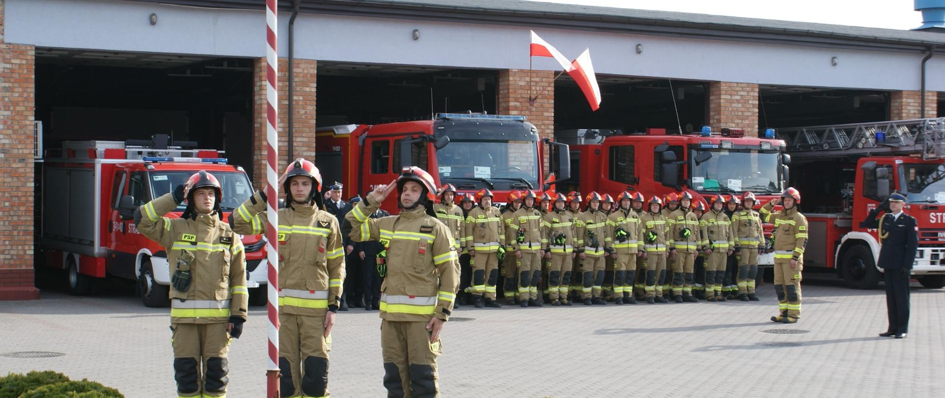 Dzień Flagi RP w KM PSP Ostrołęka salutowanie