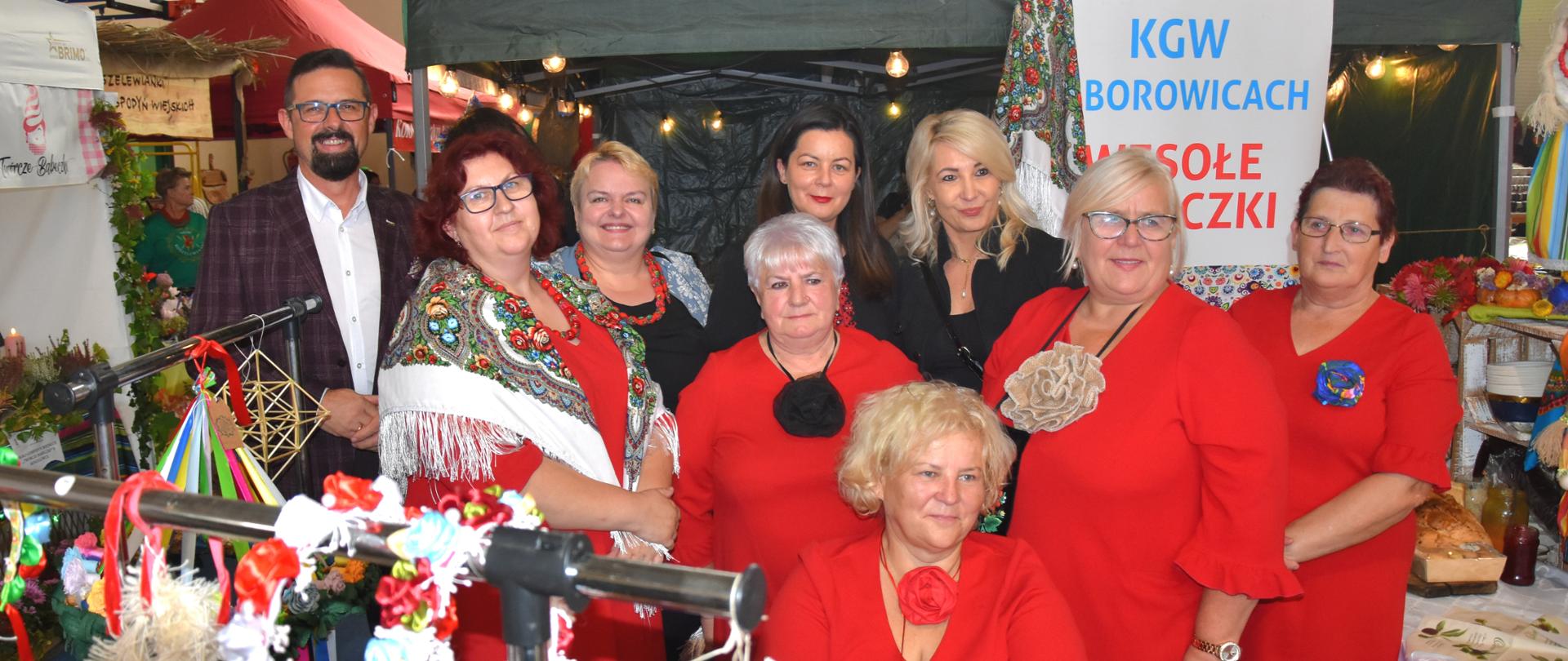 zdjęcie grupowe z kierownikiem delegatury MUW w Płocku i z paniami z koła gospodyń wiejskich 