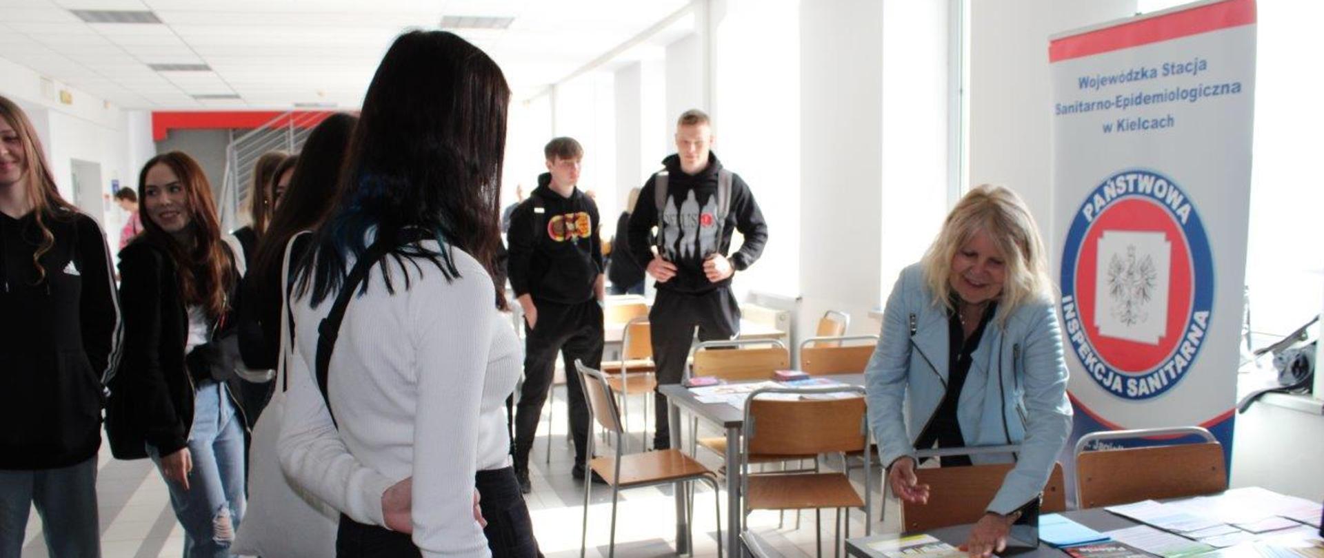 Rozmowa pracownika Oddziału Promocji Zdrowia i Oświaty Zdrowotnej Wojewódzkiej Stacji Sanitarno-Epidemiologicznej w Kielcach z grupą młodzieży uczestniczącą w warsztatach edukacyjnych