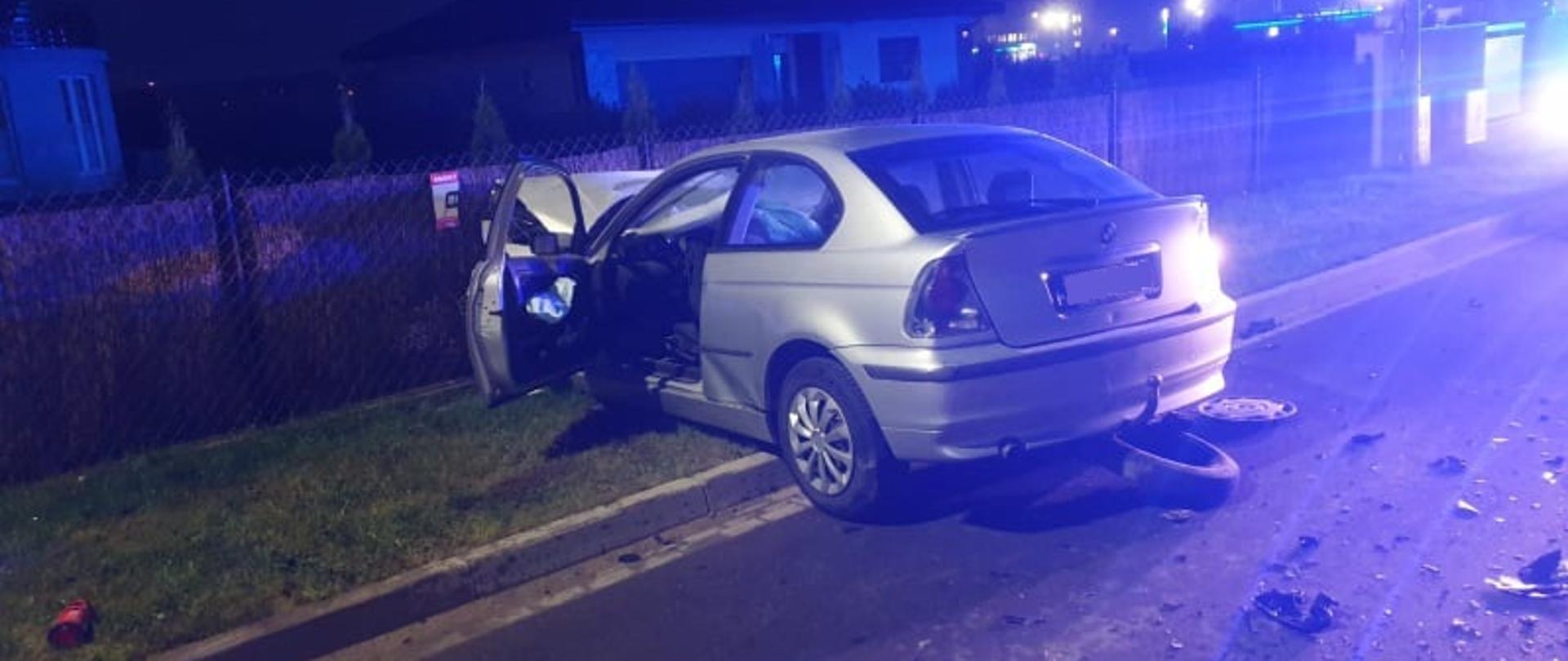 Samochód po kolizji stoi w poprzek na poboczu drogi