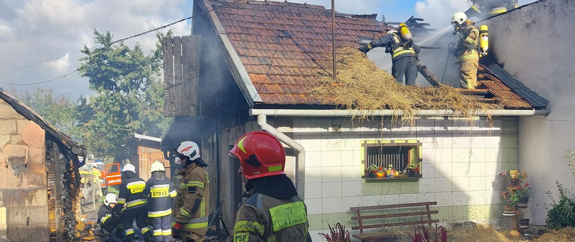 Strażacy prowadzą działania gaśnicze.