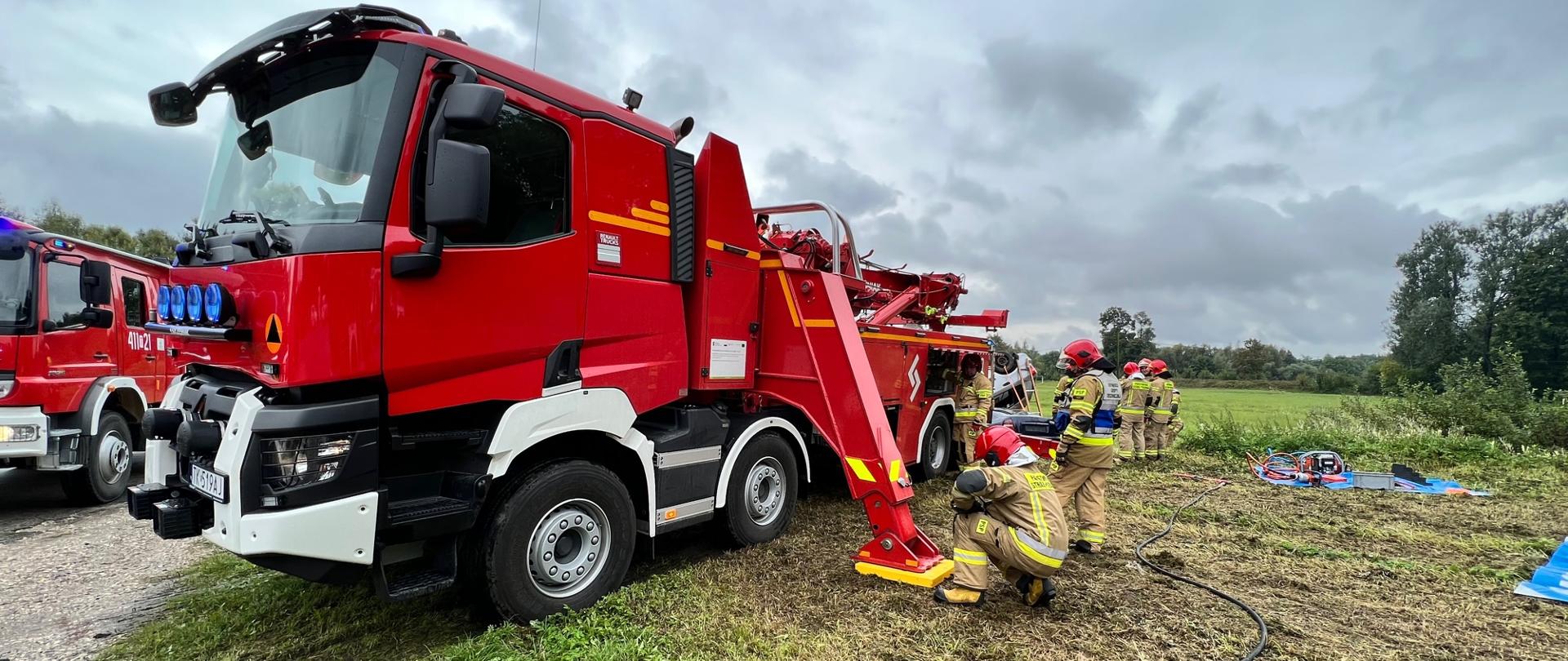 Na zdjęciu czerwony samochód pożarniczy dokładnie Specjalny Samochód Ratownictwa Drogowego z Rotatorem.