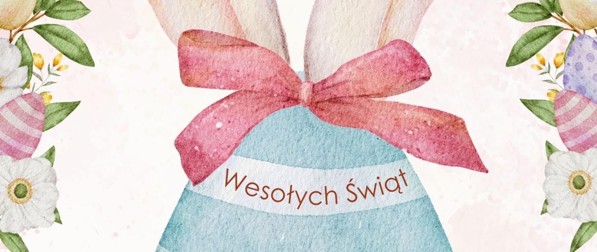 Kartka z życzeniami wielkanocnymi. Po środku niebieska pisanka z króliczymi uszami. Na niej życzenia wielkanocne. Wokół kwiaty wiosenne i kolorowe pisanki. 