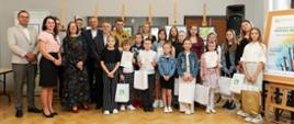 W pomieszczeniu grupa osób pozuje do zdjęcia. Są to: Laureaci Konkursu i Autorzy wyróżnionych prac, zaproszeni Goście i przedstawiciele KRUS.