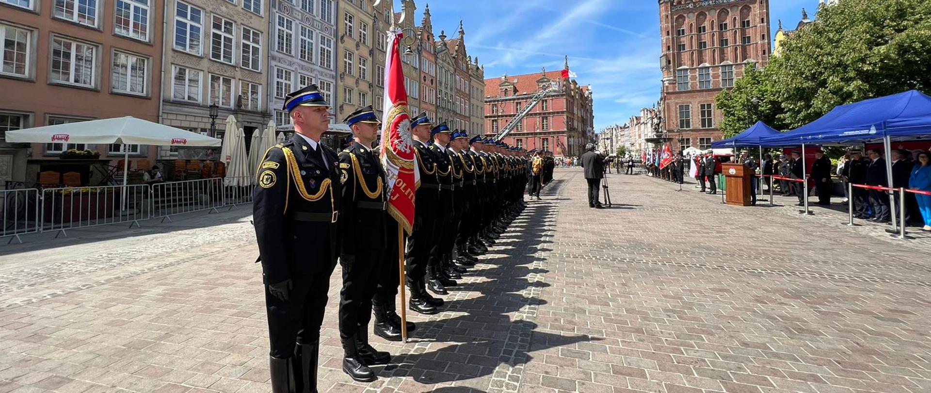 Zbiórka uczestników Wojewódzkich Obchodów Dnia Strażaka na Placu Targowym w Gdańsku.