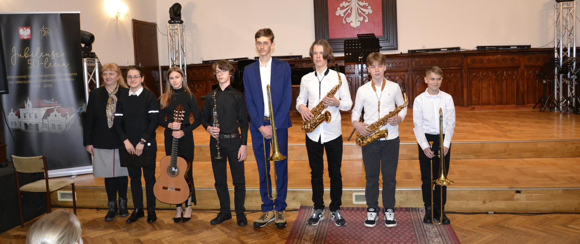 Uczniowie 2 klasy cyklu 4-letniego PSM I stopnia podczas koncertu klasowego na sali królewskiej PSM w Mielcu