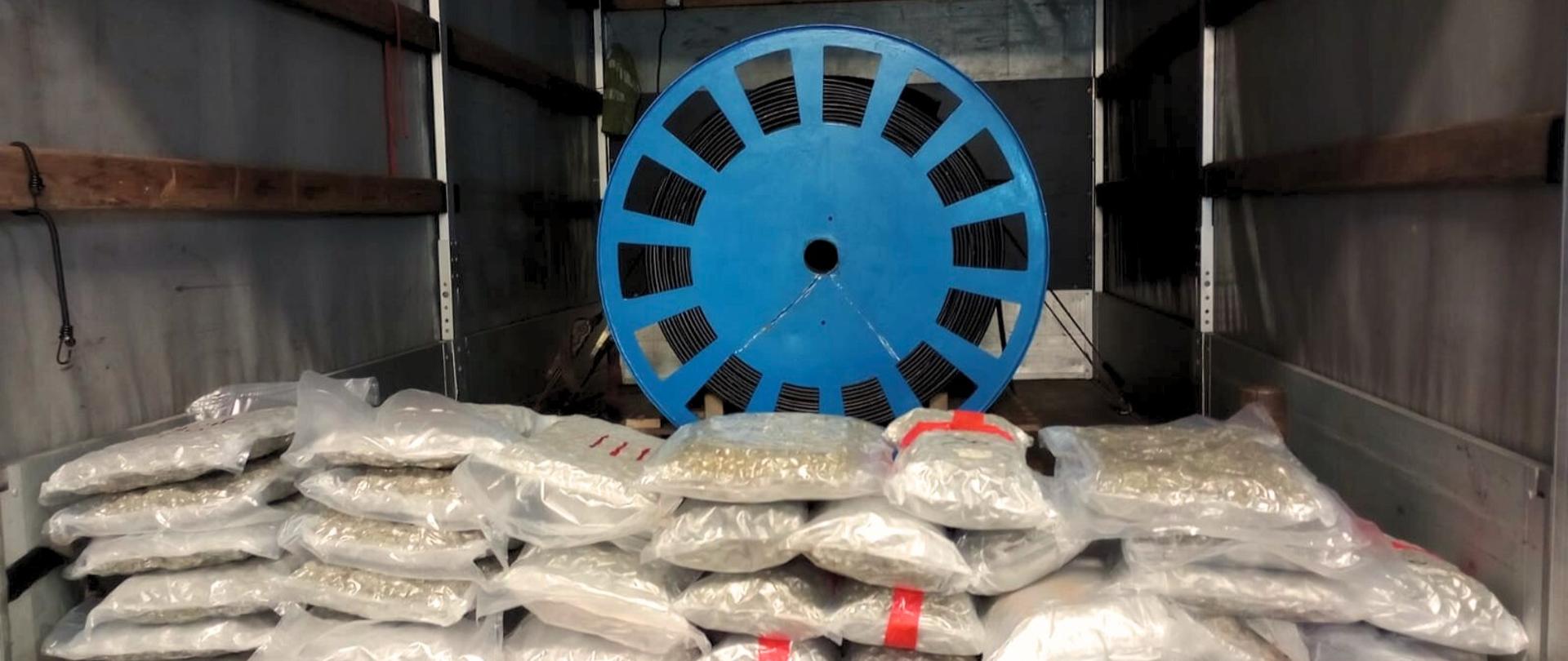 Szpula z kablem i worki z marihuaną.