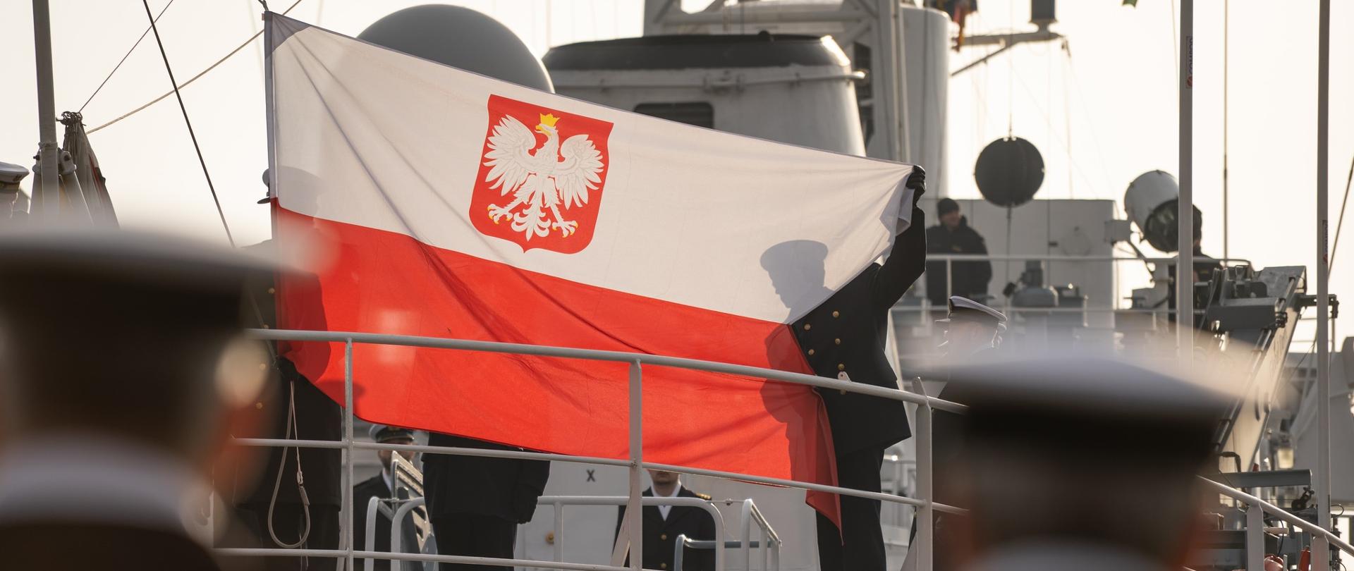 podniesienie wielkiej gali banderowej na okręcie