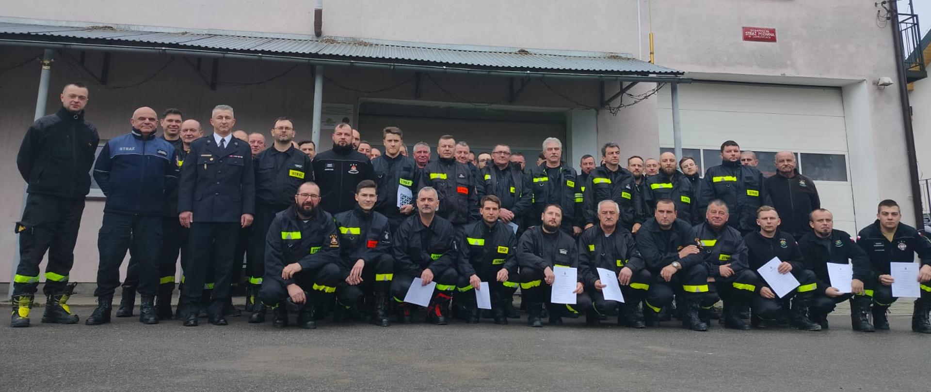 Zdjęcie przedstawia funkcjonariuszy PSP oraz druhów OSP podczas Szkolenia Naczelników OSP.