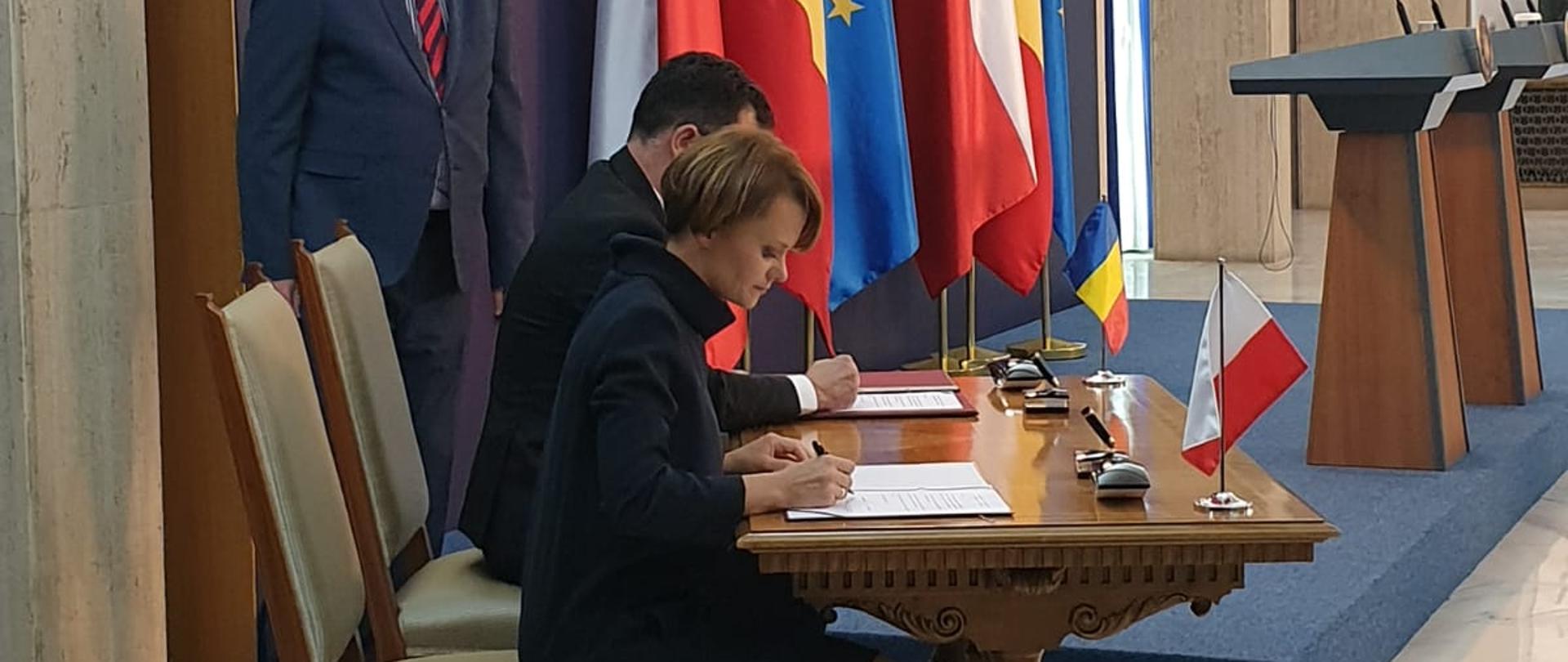 Minister Emilewicz podpisuje porozumienie