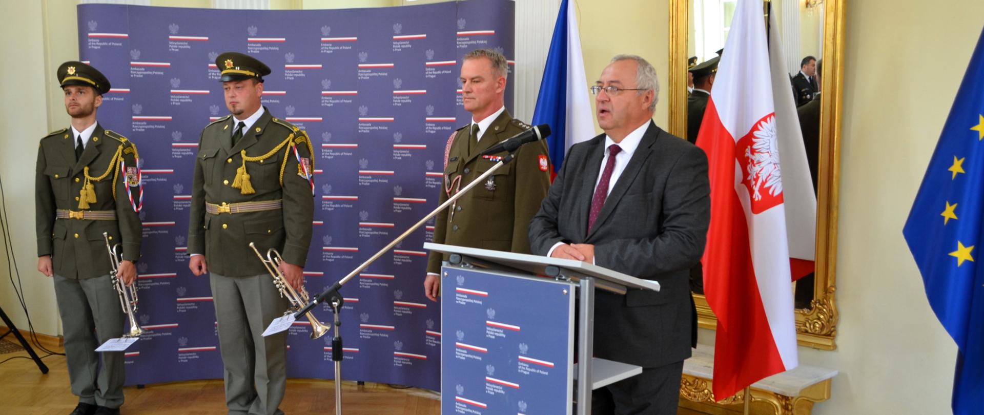 Pan Jacek Gajewski s proslovem. Vedle něj plukovník Zbigněv Gěrko.