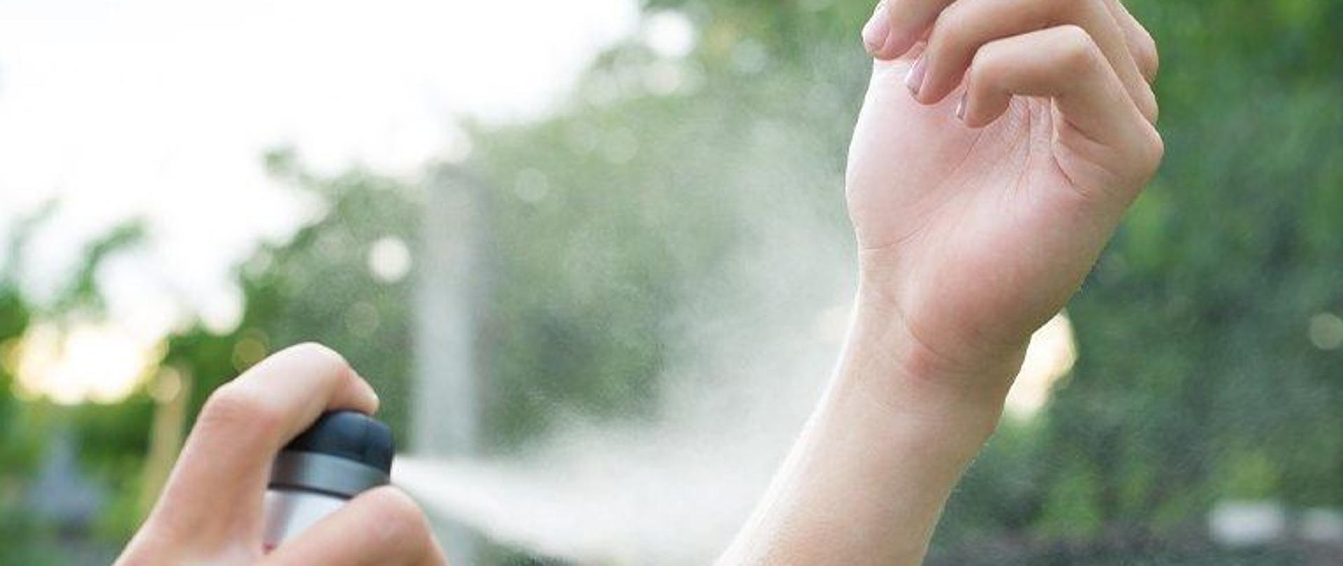 Patrząc na grafikę od góry widnieją napisy: Pod okiem sanepidu, repelenty, sprawdzamy między innymi: pozwolenie na obrót, czy oznakowanie opakowania jest w języku polskim, datę ważności, informacje dotyczące stosowania. W lewym dolnym rogu znajduje się napis Ministerstwo Zdrowia a obok logo Państwowej Inspekcji Sanitarnej.