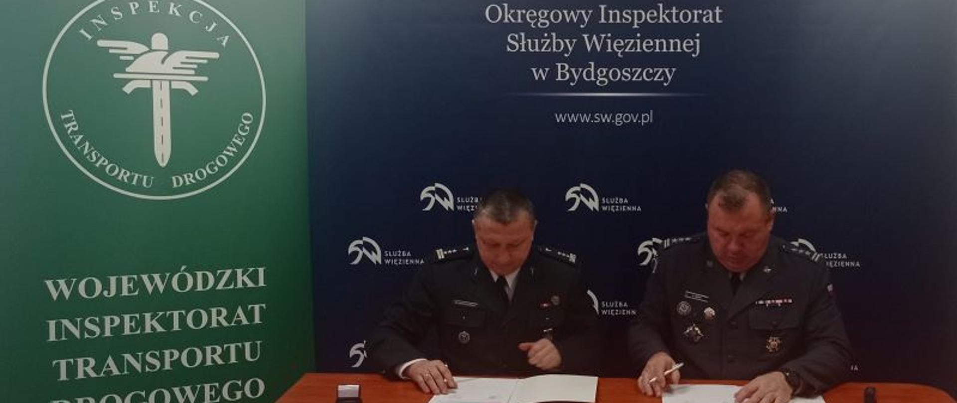 Dyrektorzy Instytucji Pan Marcin Mroczkowski i Pan Andrzej Gniot podpisujący porozumienie