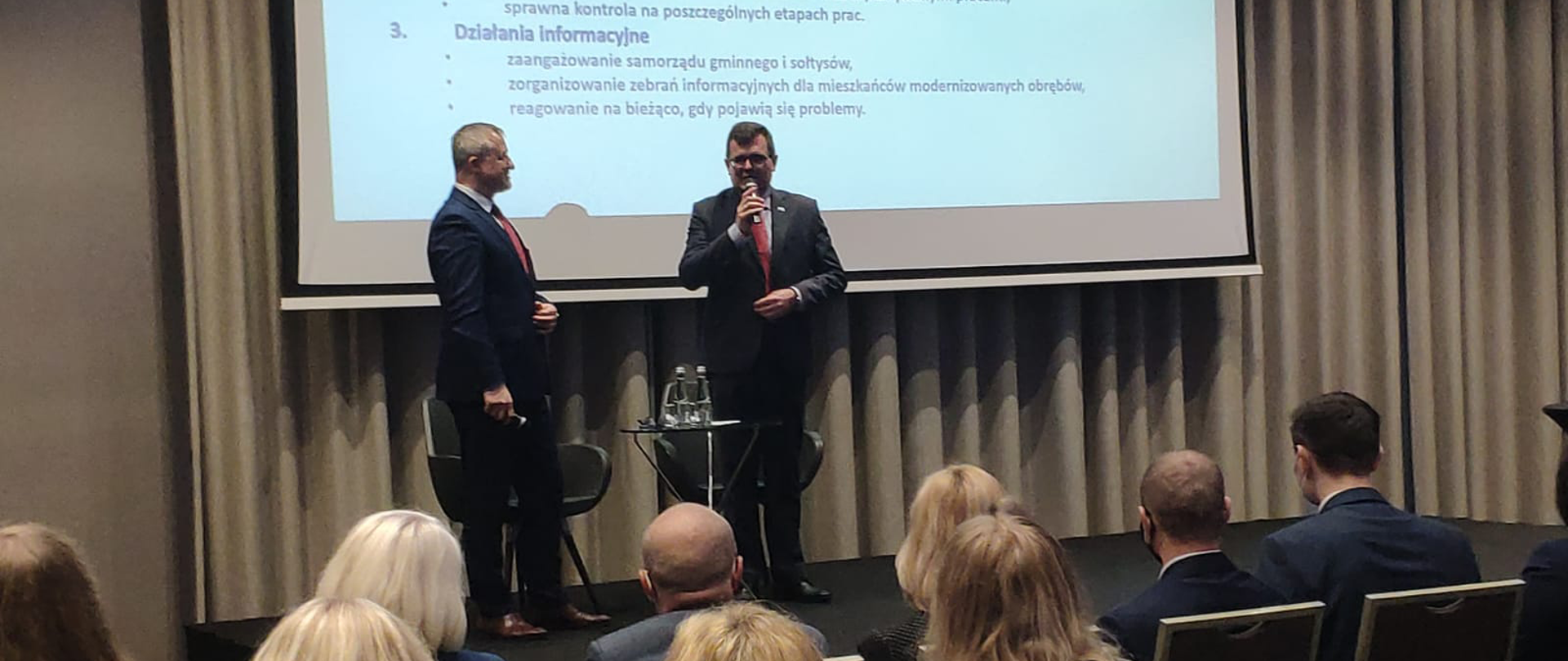 Główny Geodeta Kraju dr. hab. inż. Waldemara Izdebski i Wiceminister Piotr Uściński z Ministerstwa Rozwoju i Technologii podczas Spotkania Służby Geodezyjnej i Kartograficznej.