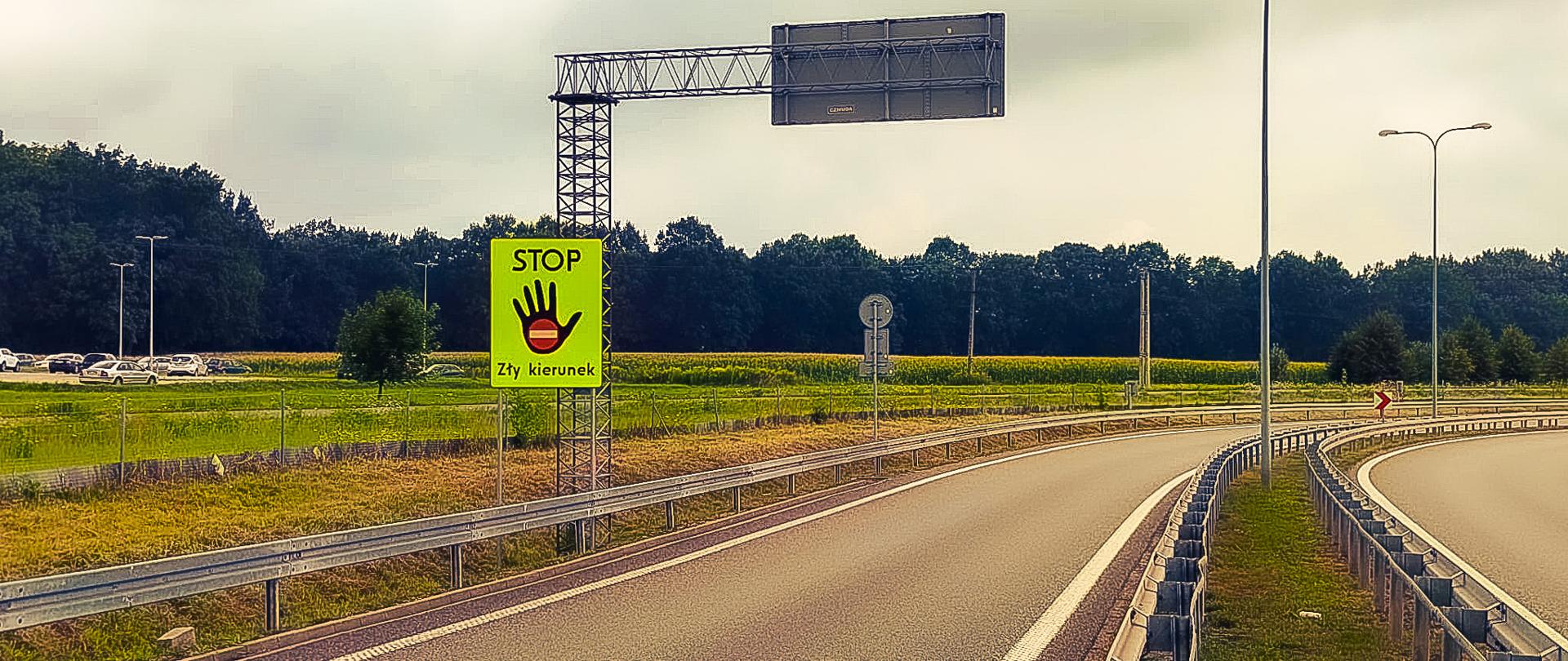 Tablice „STOP - Zły kierunek” ostrzegają na najważniejszych ciągach dróg w woj. śląskim. 