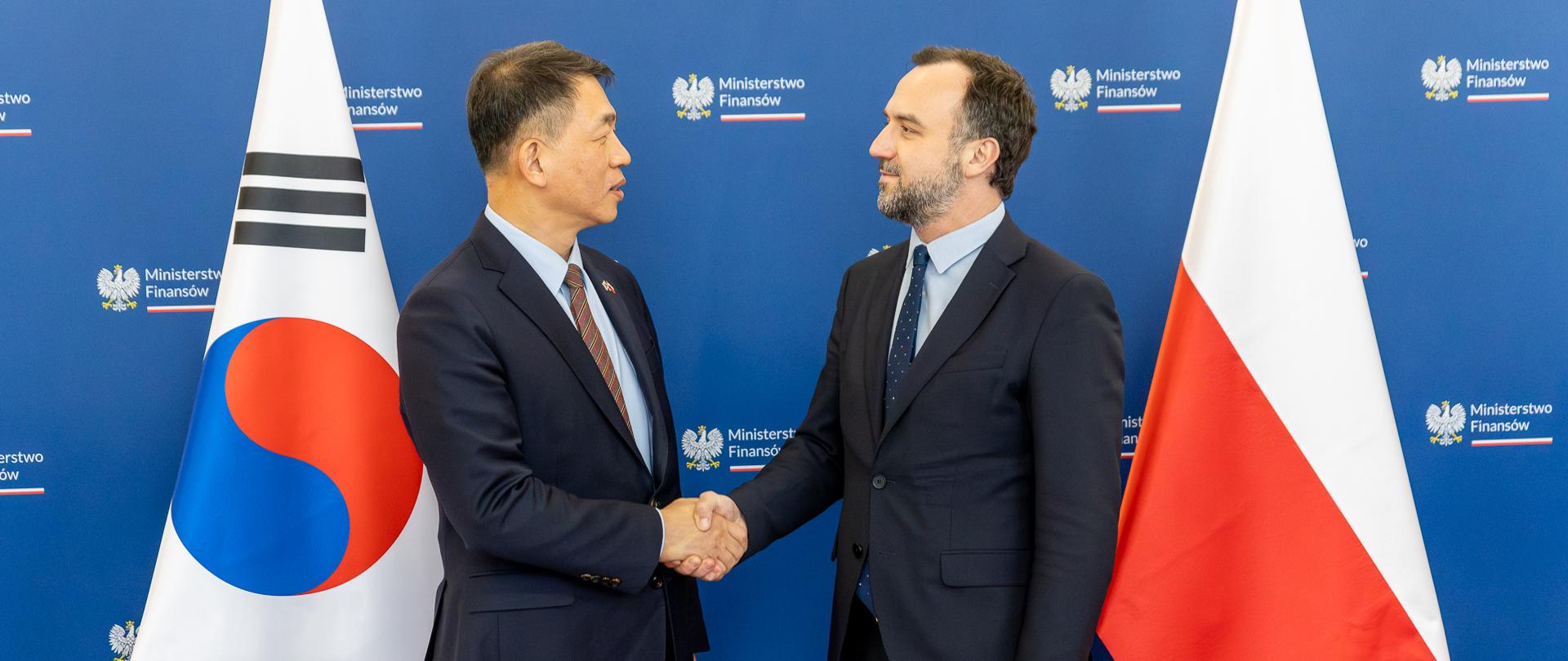 Zdjęcie: podsekretarz stanu Paweł Karbowni i wiceminister obrony narodowej Republiki Korei Il Sung podają sobie ręce