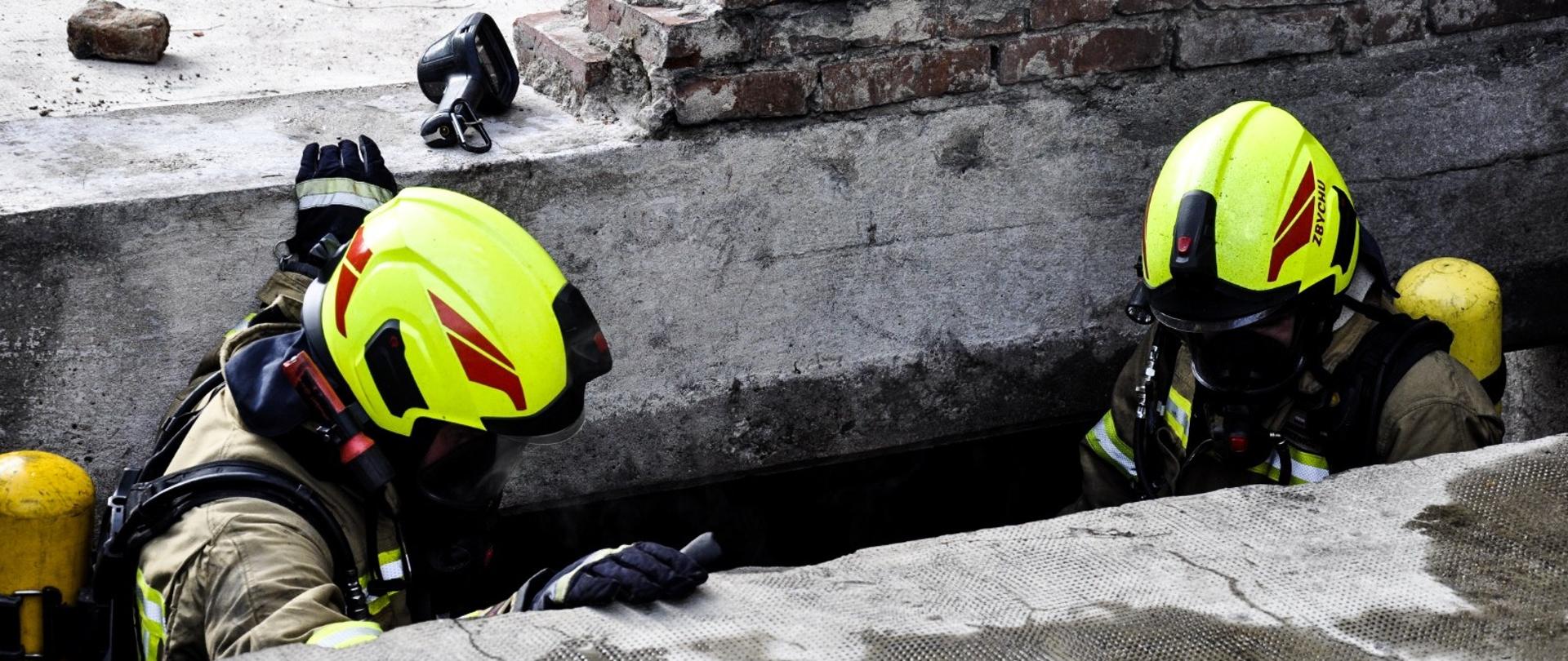 Pożar śmieci na terenie dawnego młynu w Lewinie Brzeskim