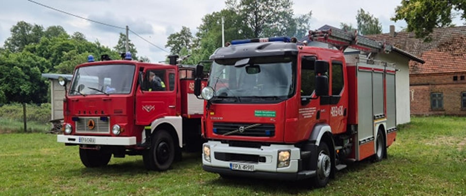 Na zdjęciu nowy średni samochód ratowniczo-gaśniczy na podwoziu Volvo oraz dotychczasowy pojazd jednostki Ochotniczej Straży Pożarnej w Ślądkowicach, ciężki samochód ratowniczo-gaśniczy Jelcz.