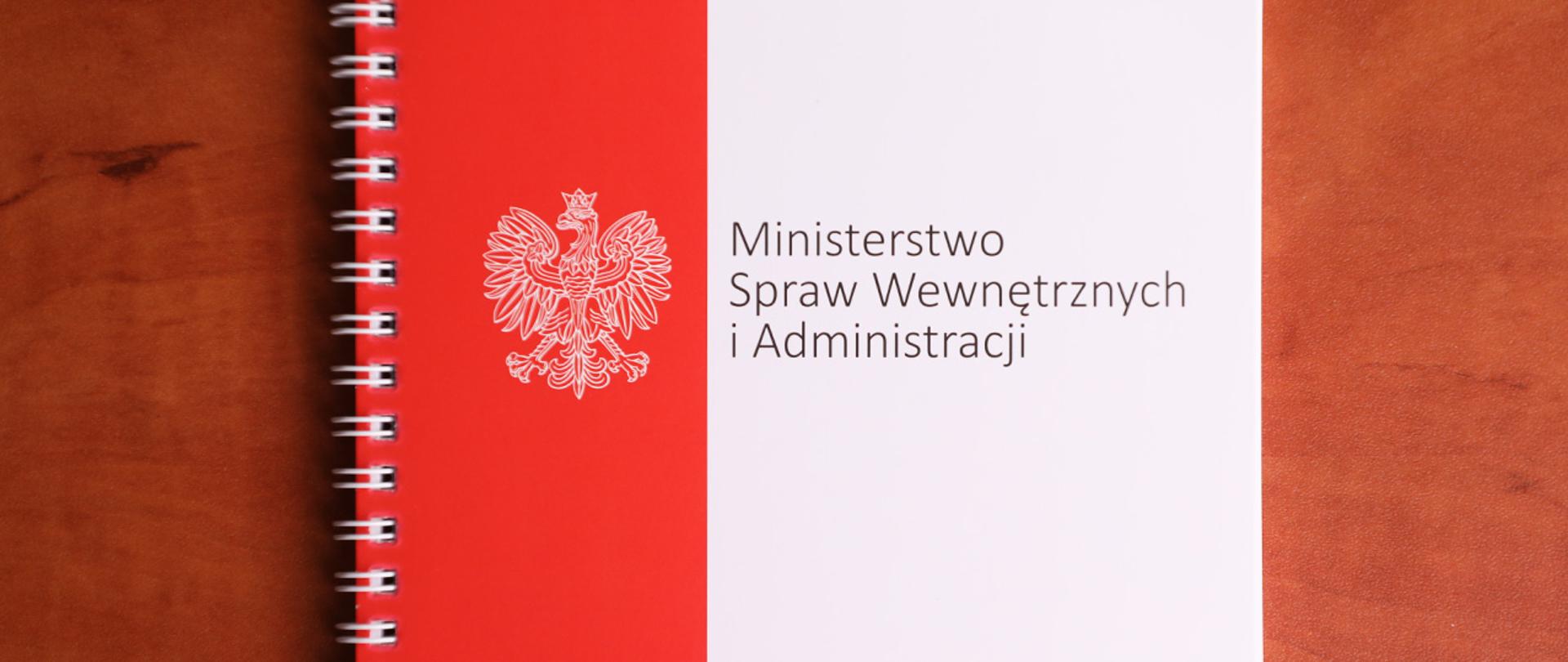 Notes MSWiA z okładką w barwach narodowych