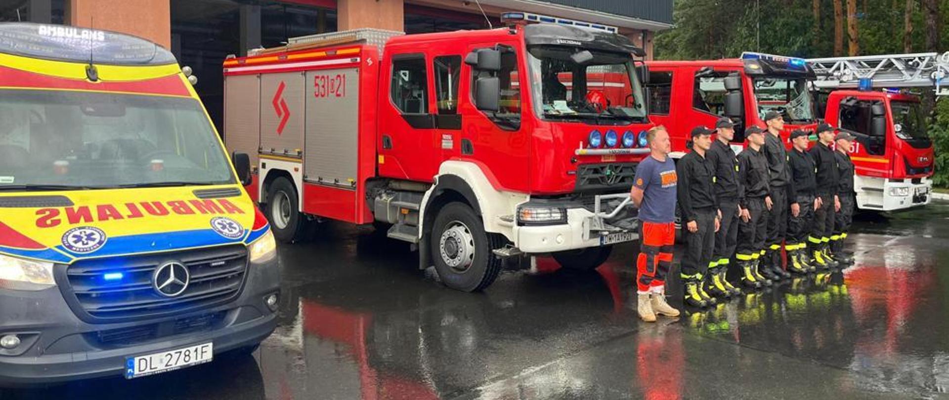 Strażacy i ratownicy medyczni oddają hołd poległym podczas Powstania Warszawskiego