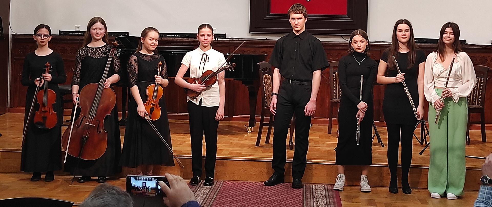 uczniowie klasy 1 PSM II stopnia podczas swojego koncertu klasowego na scenie w Sali Królewskiej PSM w Mielec