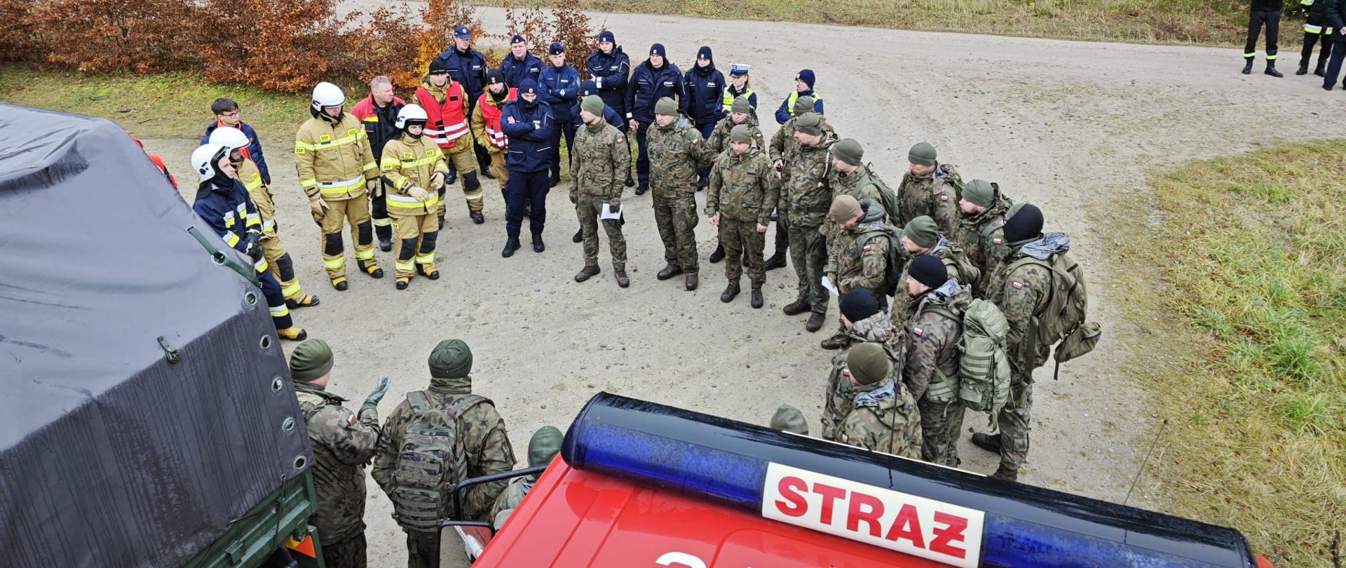 Na zdjęciu uczestnicy manewrów powiatowych powiatu pabianickiego (strażacy, żołnierze i policjanci), które odbyły się w Drzewocinach 15 listopada 2025 r. 