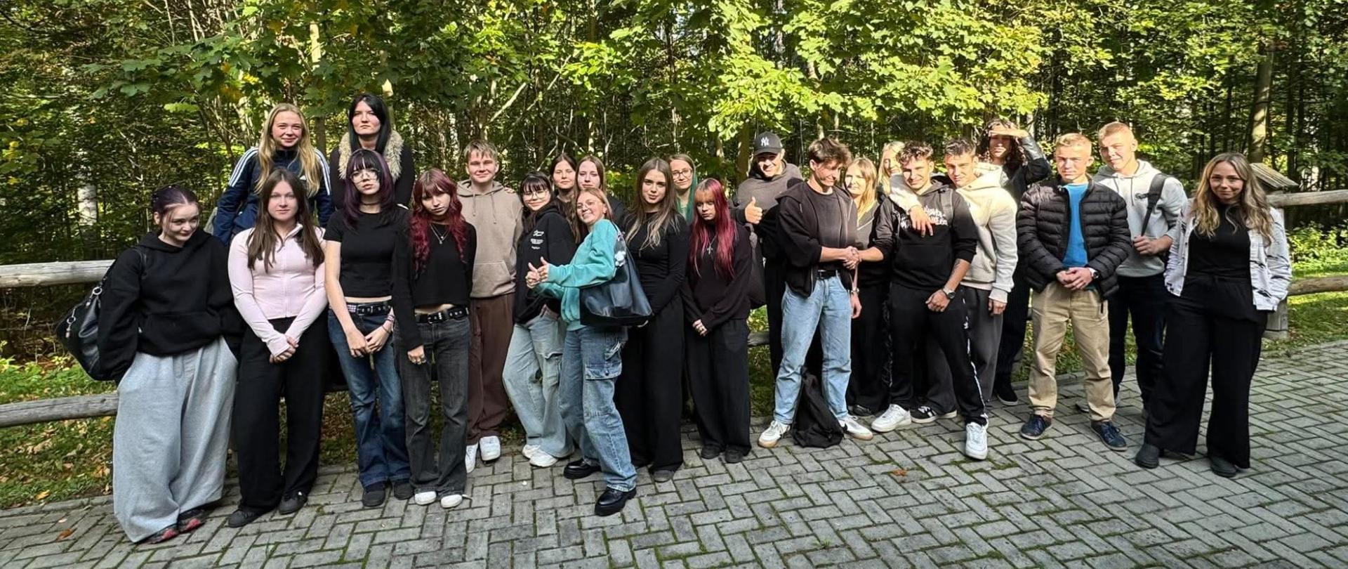 Uczniowie klasy 4 TO pozują do wspólnego zdjęcia na leśnej ścieżce podczas wyjazdu edukacyjnego w Jaworzynce.