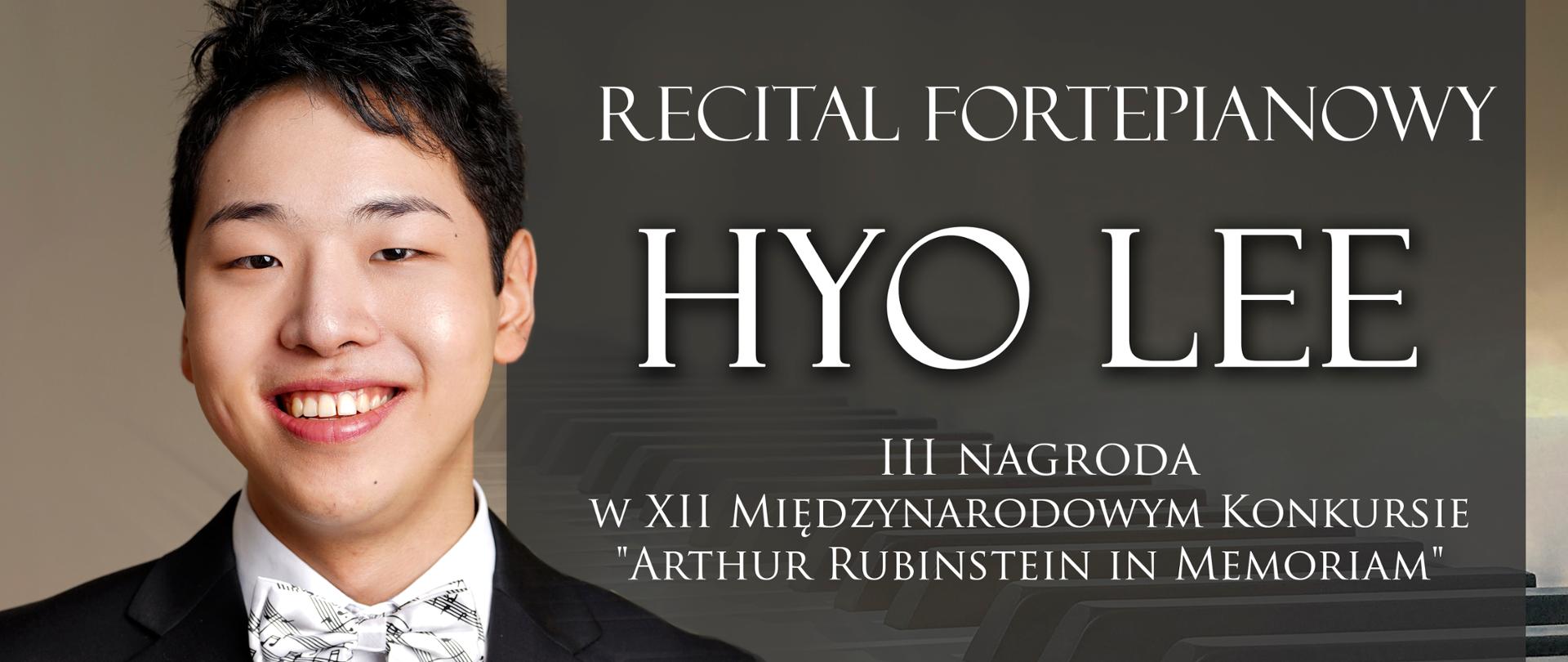 Baner reklamowy, podzielony w pionie na dwie części. Po lewej stronie na beżowym tle zdjęcie artysty, po prawej na szarym tle dużymi białymi literami: RECITAL FORTEPIANOWY HYO LEE, III Nagroda w XII Międzynarodowym Konkursie "Arthur Rubinstein in Memeoriam" 