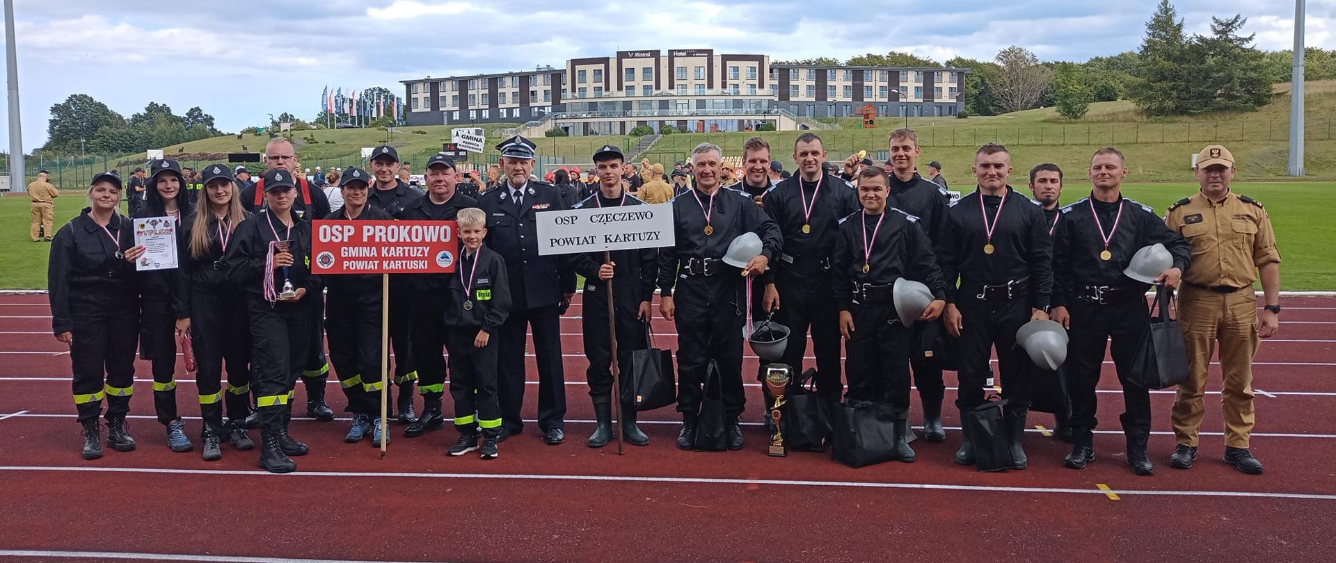 Reprezentanci powiatu kartuskiego po rozdaniu nagród