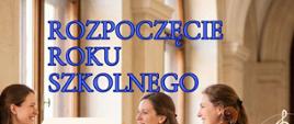 Baner informujący o rozpoczęciu roku szkolnego 2026/2027, które odbędzie się 1 września o godzinie 16:30.
Tłem plakatu jest fotografia przedstawiająca trzy uśmiechnięte dziewczyny, z które stoją naprzeciwko siebie, swobodnie rozmawiając. W tle widoczne jest wnętrze budynku.