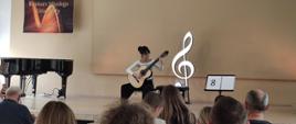 na scenie grająca gitarzystka