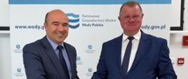 Uroczyste podpisanie listu intencyjnego. Na zdjęciu: Stanisław Longawa – Dyrektor Wód Polskich Regionalnego Zarządu Gospodarki Wodnej we Wrocławiu i Tomasz Sybis – Wójt Gminy Pielgrzymka.
