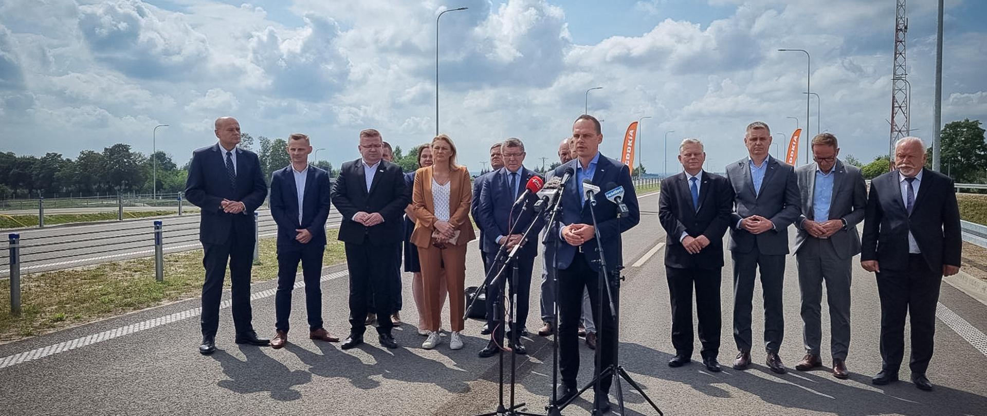 Wiceminister infrastruktury Rafał Weber na otwarciu obwodnicy Iłży