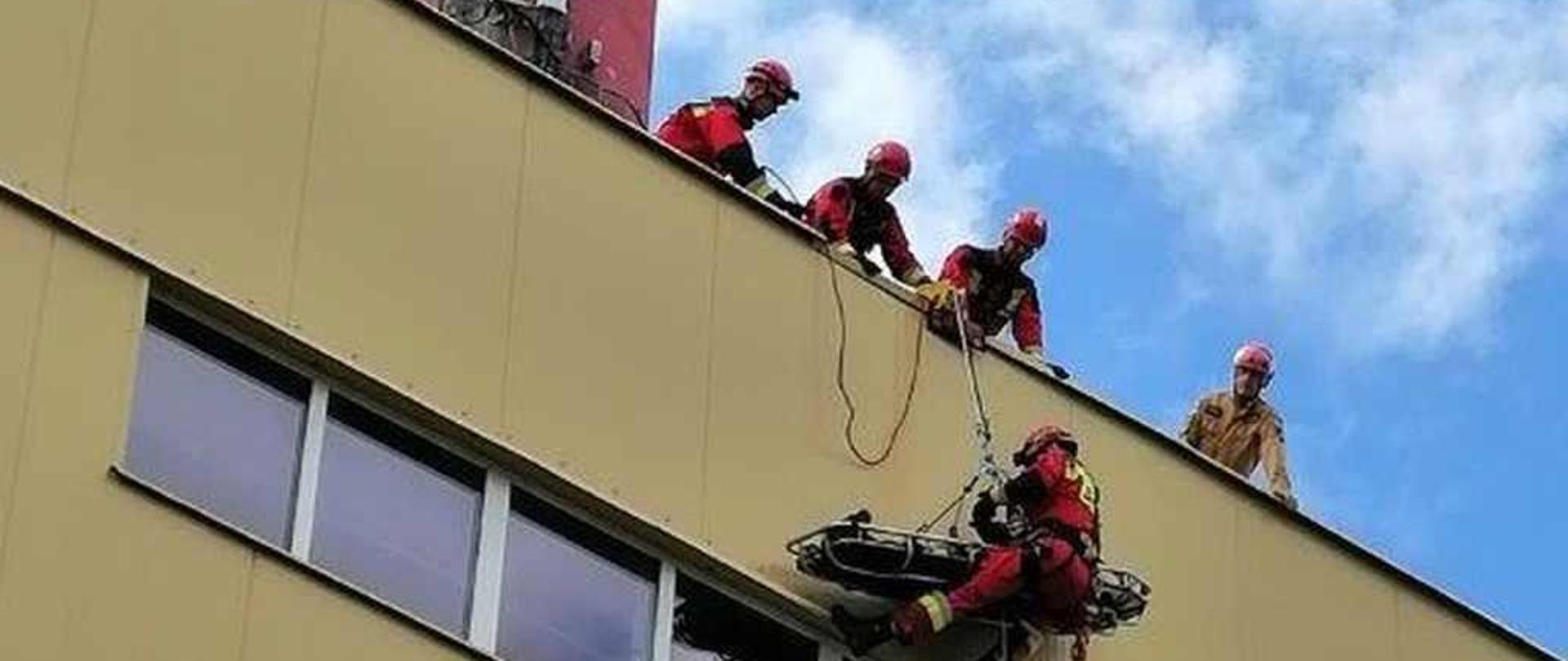 Ratownicy w czerwonych uniformach podczas ćwiczeń SGRW RUMIA
