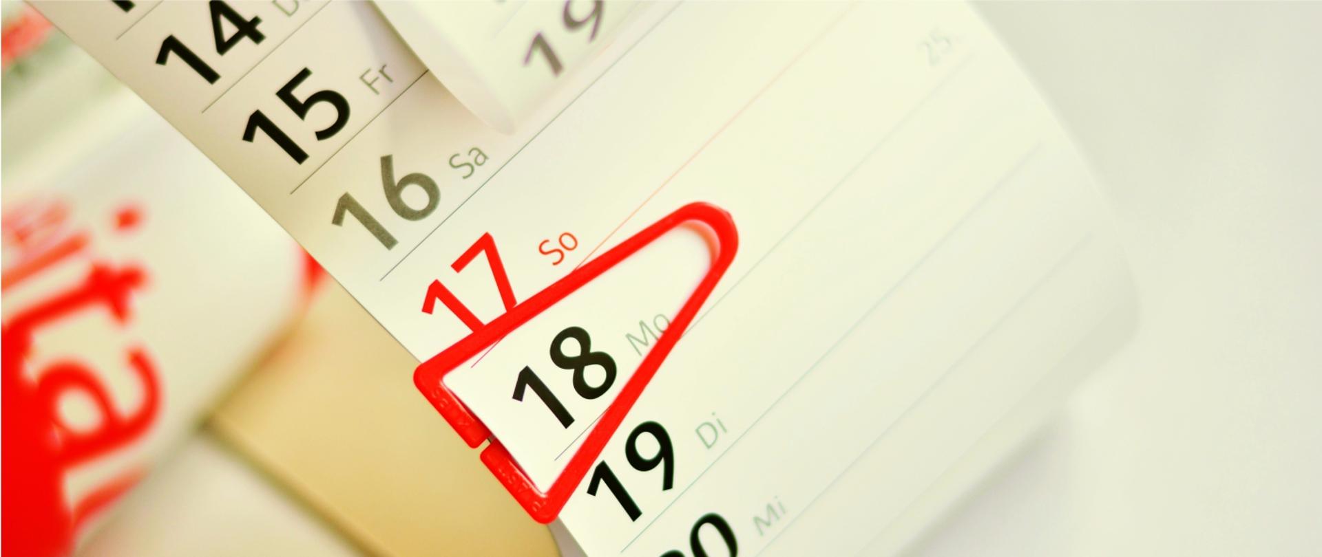 Grafika przedstawia kartkę z kalendarza z zaznaczoną dniem: 18 Montag
