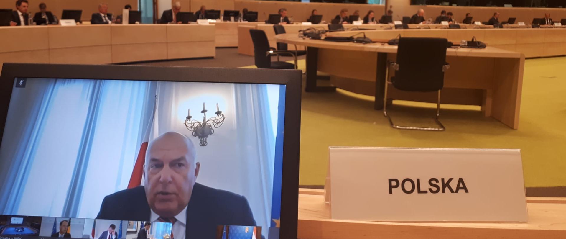 Minister Tadeusz Kościński widoczny na monitorze podczas Rady ECOFIN