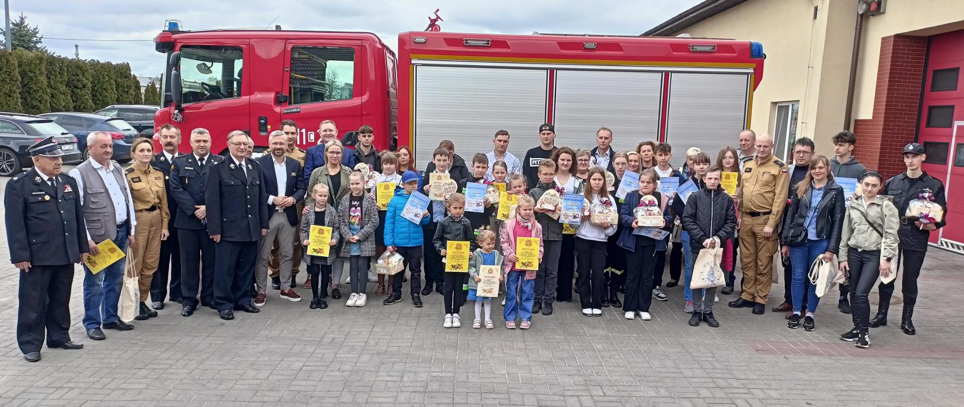 Zdjęcie zbiorcze uczestników Elliminacji Powiatowych Ogólnopolskiego Turnieju Wiedzy Pożarniczej "MŁODZIEŻ ZAPOBIEGA POŻAROM" w Rypinie
