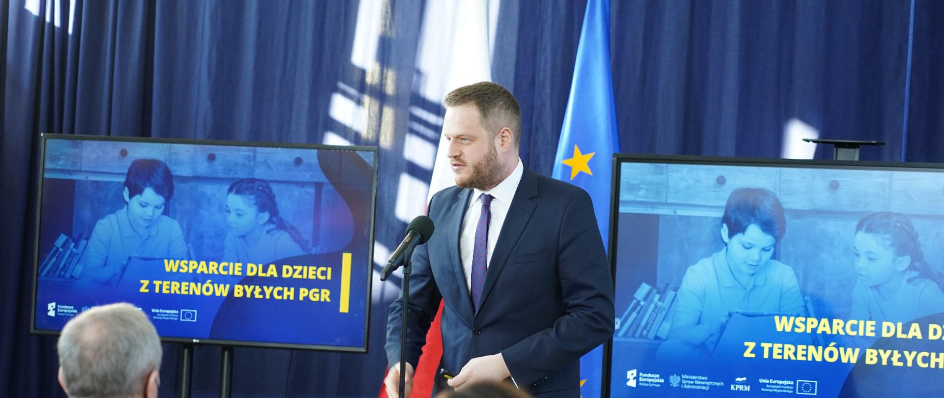 Wsparcie dla dzieci z terenów byłych PGR - minister Janusz Cieszyński na konferencji w Zatorach