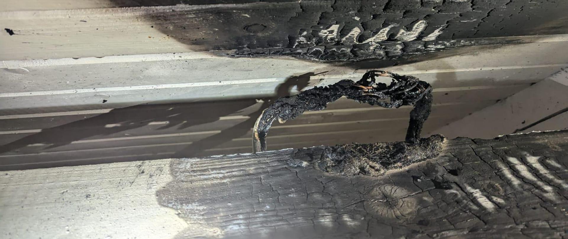 Zwęglona belka , kabel oraz deski