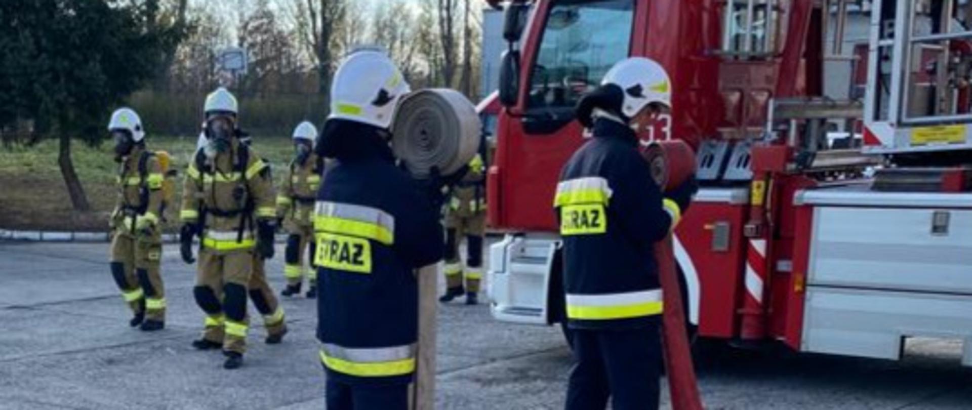 Na zdjęciu szkolą się strażacy OSP.