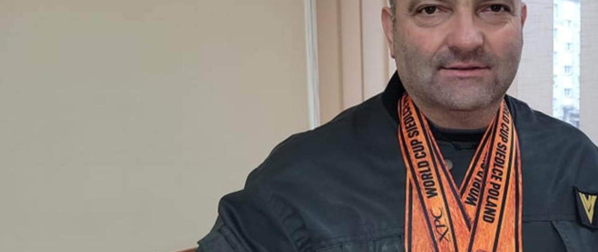 Zawodnik prezentuje medale