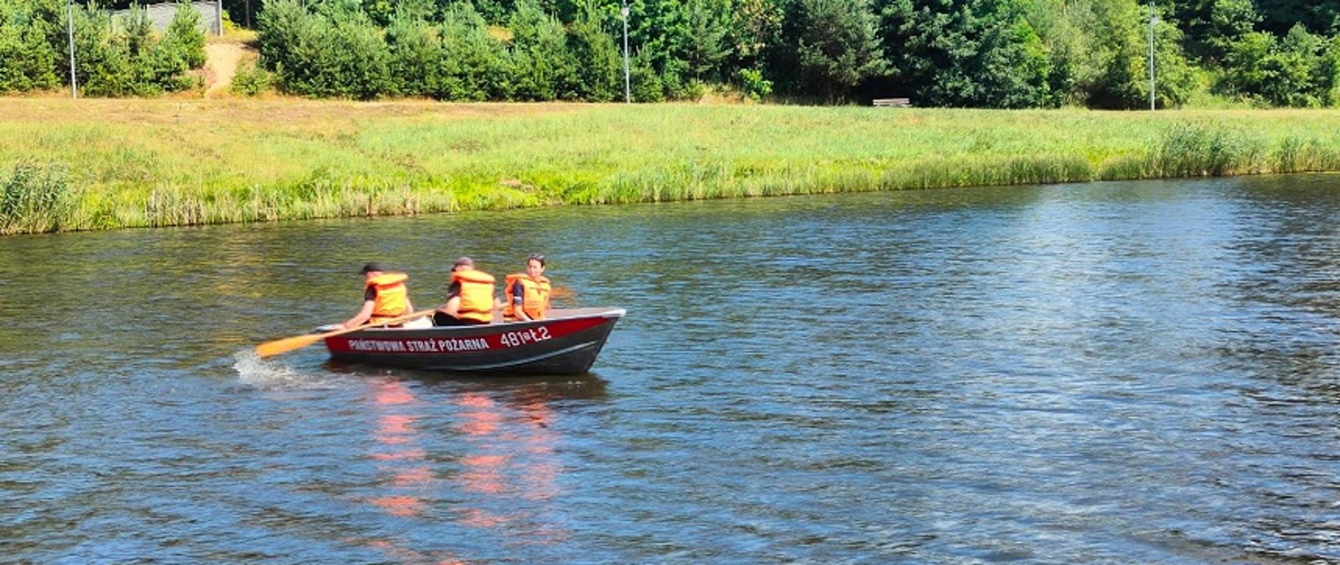 Zdjęcie obrazuje funkcjonariuszy Komendy Policji w Skarżysku-Kamiennej oraz funkcjonariuszy Komendy Powiatowej PSP w Skarżysku-Kamiennej podczas wspólnego patrolu na łódce na zbiorniku wodnym w miejscowości Bliżyn