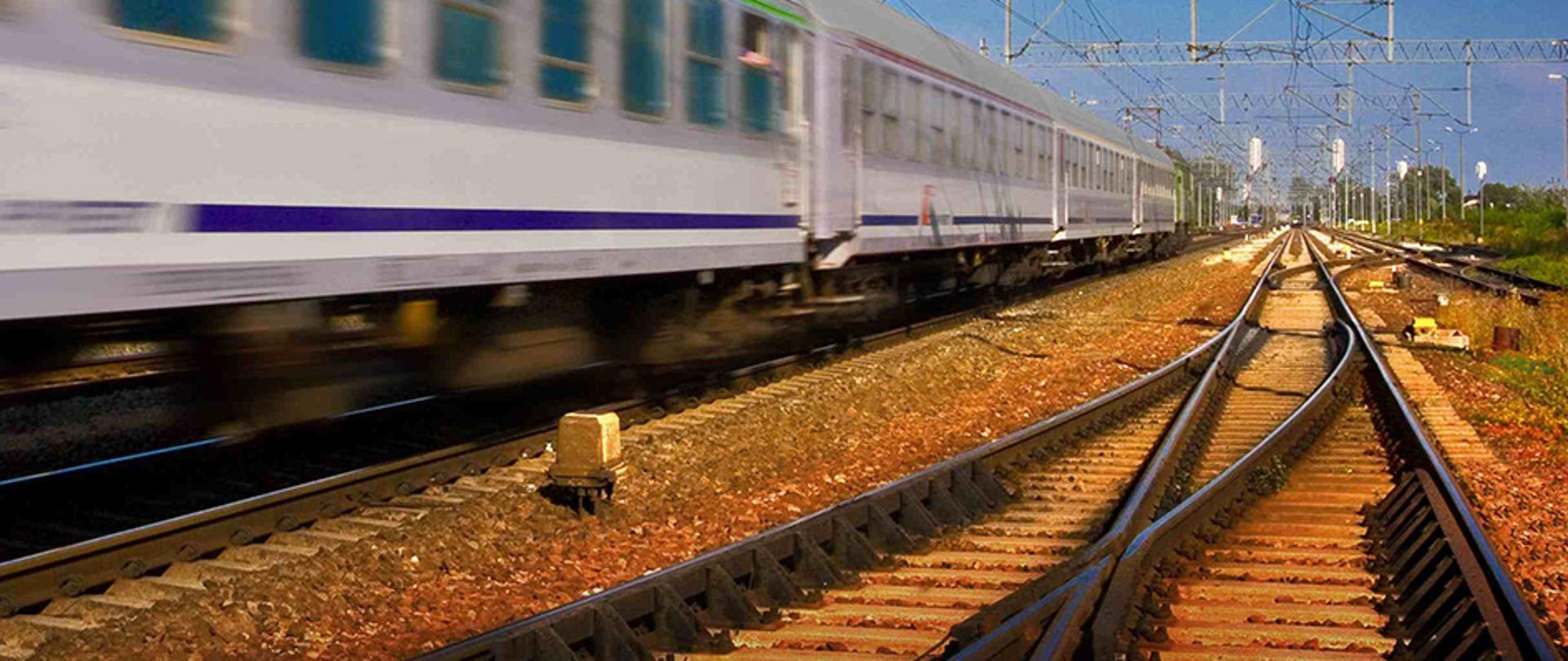 Pociąg IC w ruchu, zdjęcie ilustracyjne