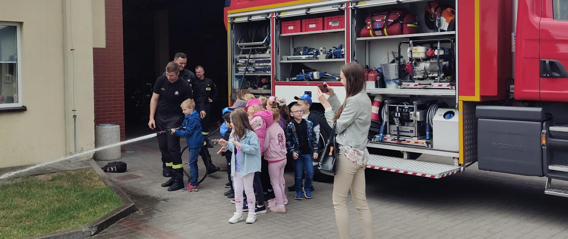Na zdjęciu dzieci z przedszkola przy SP im. Marii Skłodowskiej-Curie w Stępowie podczas pogadanki w Komendzie Powiatowej PSP w Rypinie